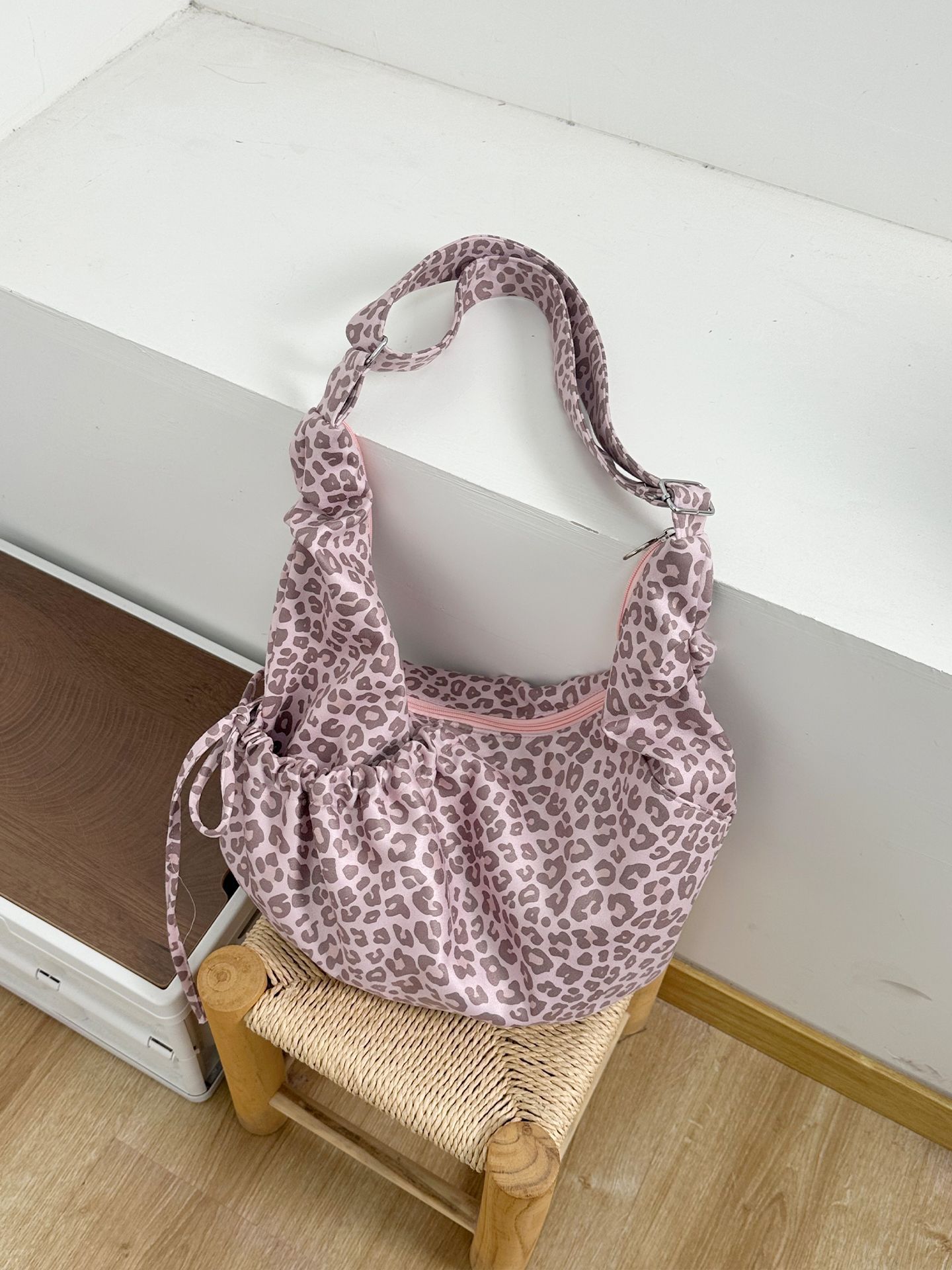 Korean-style Instagram-inspired Relaxed-fit Horn-shaped Tote Bag With A Large Capacity