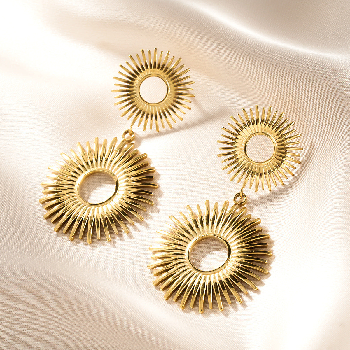 1 Pair 18K Gold Plated Hollow Flower Earrings For Women, European & American Style, Geometric Hollow Design, All-Match Temperament Jewelry